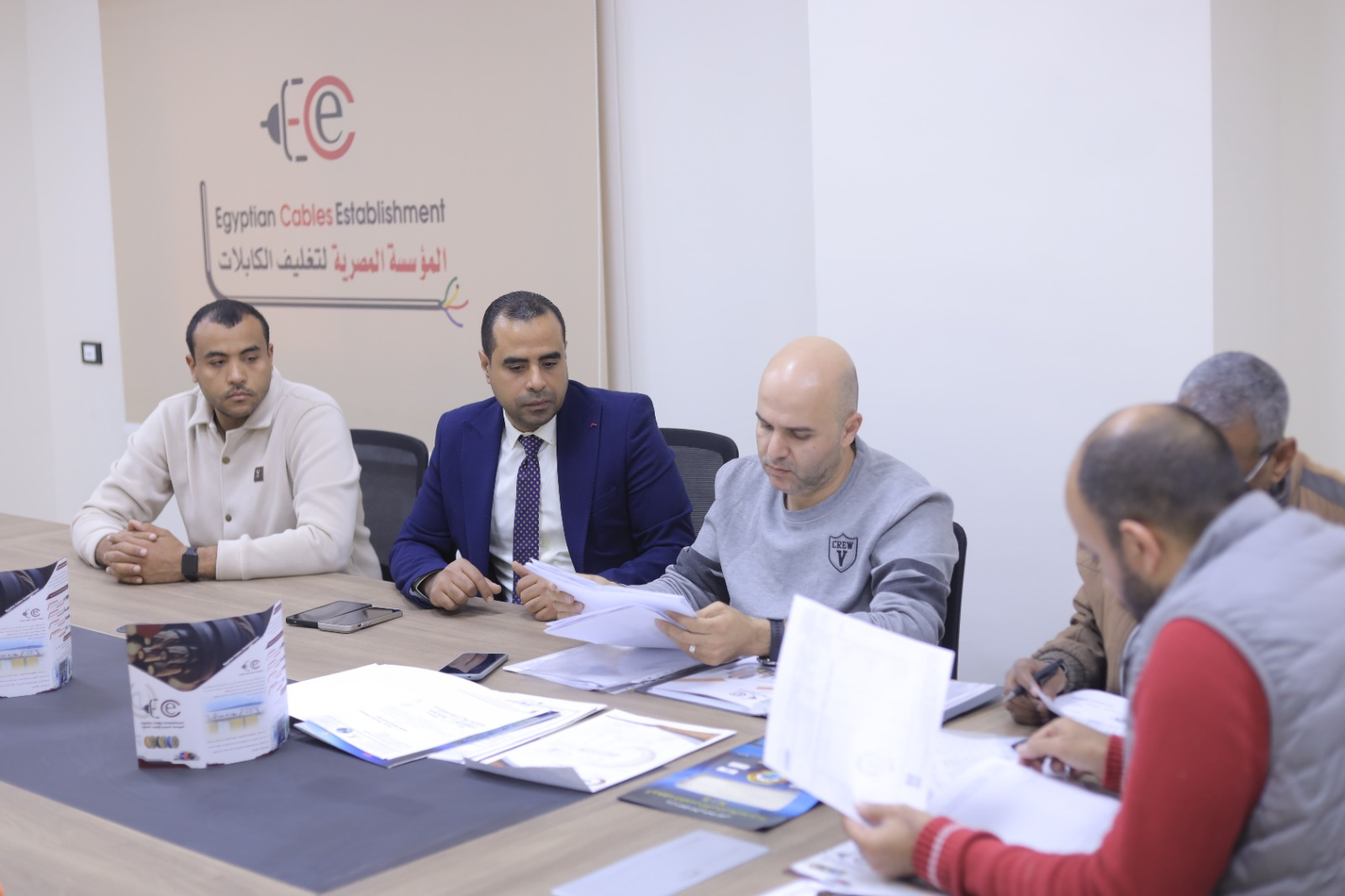 اجتماع فريق المؤسسة لمراجعة مستندات الاعتماد