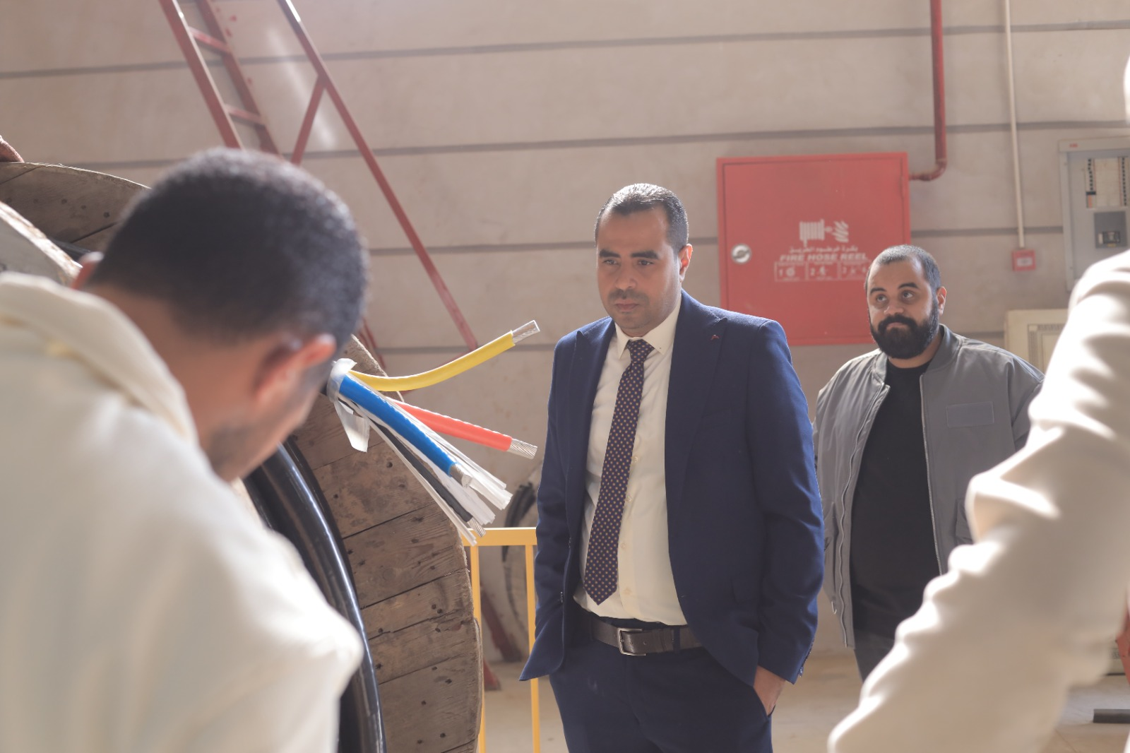 جولة فنية لمراجعة عينات الكابلات داخل المصنع