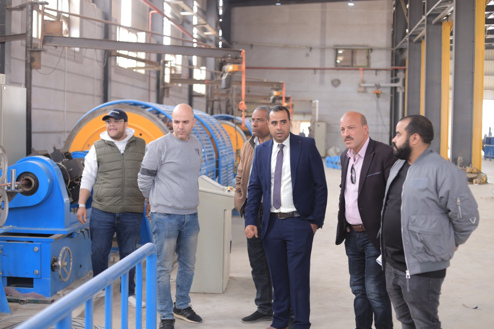 فريق الاعتماد خلال جولة داخل خطوط الإنتاج